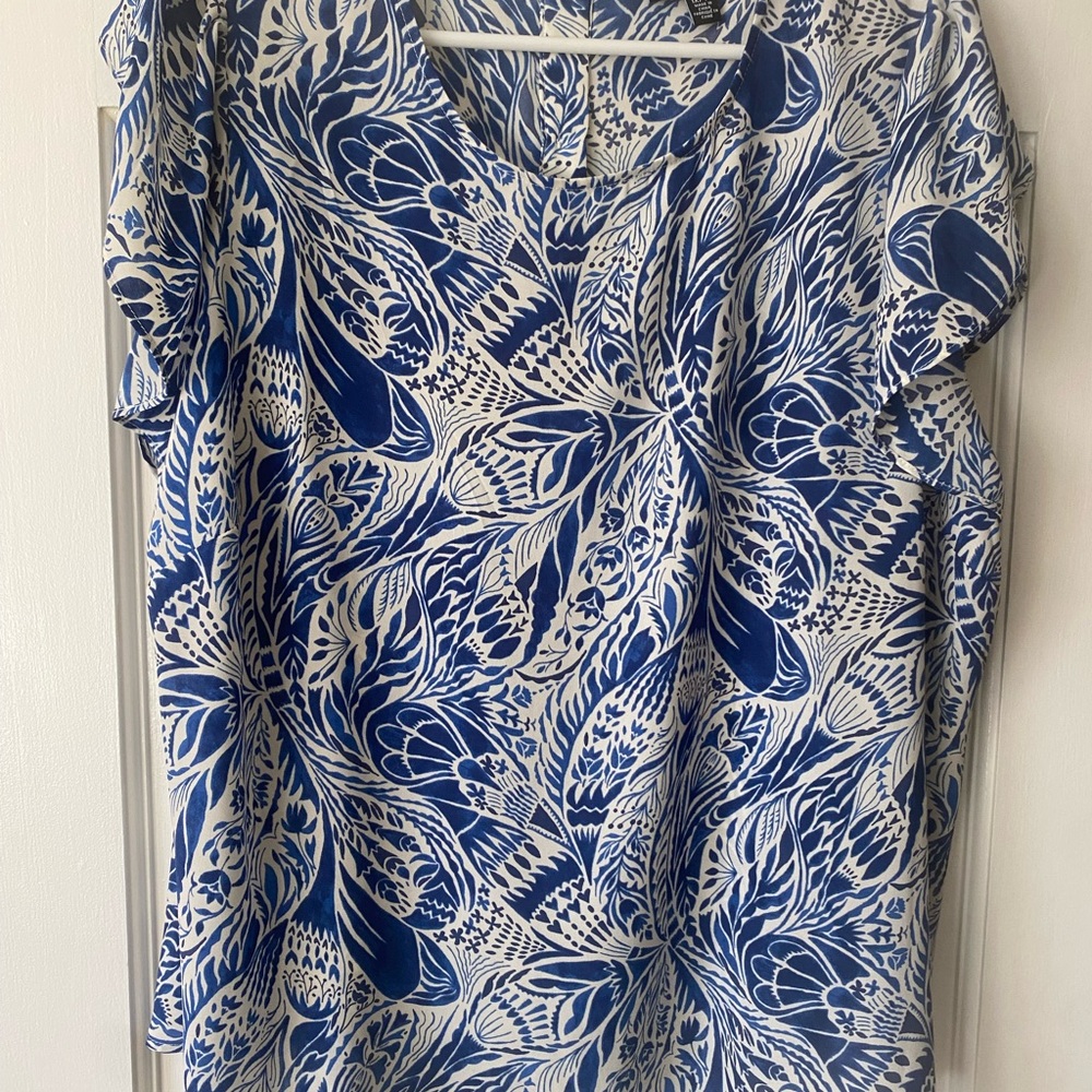 Premise shirt sleeve Blue and White Leaf Print Blouse
Size 1X.